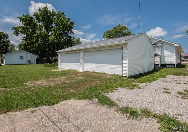 Photo 4 of Single family home for sale at 106 W Henry St, Gillespie, IL 62033 | MLS# MIS26048542 | Listing updated on 2026-09-04
