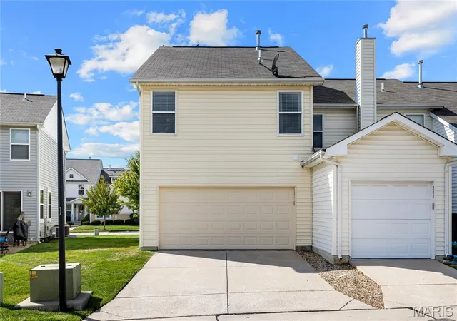 Photo 2 of Townhouse for sale at 207 Countryshire Dr, Lake Saint Louis, MO 63367 | MLS# MIS26048556 | Listing updated on 2026-10-10