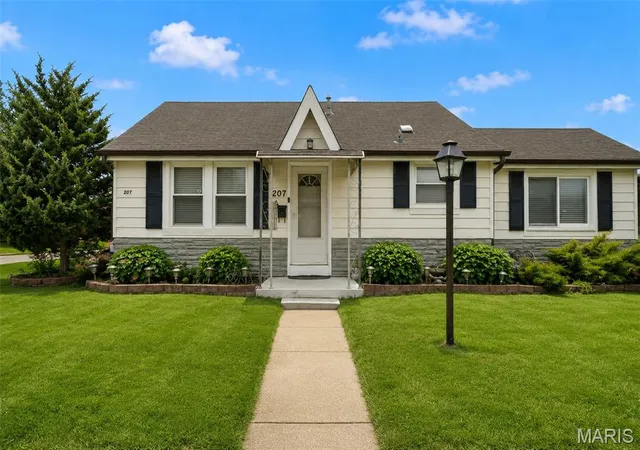 Photo 3 of Single family home for sale at 207 Marilyn Estates Dr, Saint Louis, MO 63123 | MLS# MIS26048565 | Listing updated on 2026-09-26