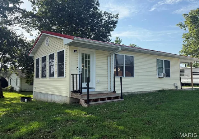 1st image of 217 W Bates St, La Plata, MO 63549 | MLS# MIS26048566