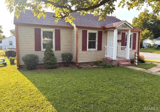 Photo 3 of Single family home for sale at 1102 N Washington St, Farmington, MO 63640 | MLS# MIS26048576 | Listing updated on 2026-08-29
