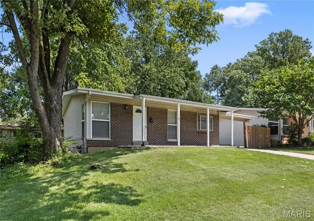 Photo 1 of Single family home for sale at 1105 Apache Dr, Florissant, MO 63033 | MLS# MIS26048581 | Listing updated on 2026-09-07