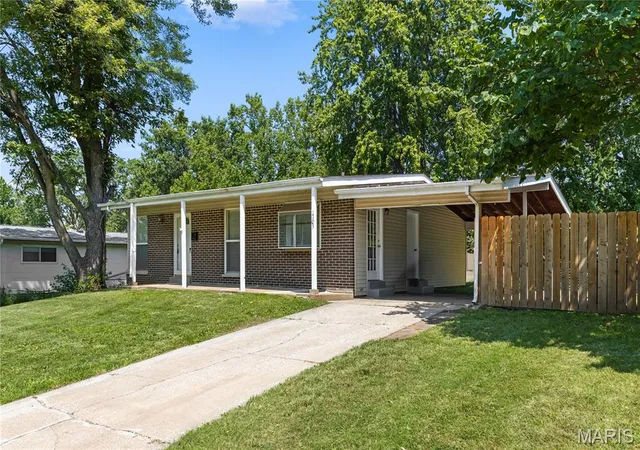 Photo 3 of Single family home for sale at 1105 Apache Dr, Florissant, MO 63033 | MLS# MIS26048581 | Listing updated on 2026-09-07