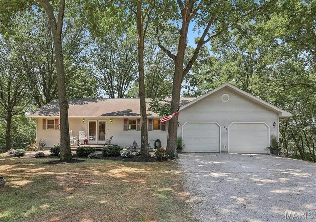 1st image of 106 Greggs Ln, Hillsboro, IL 62049 | MLS# MIS26048591