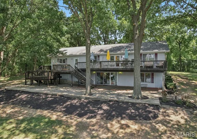 Photo 3 of Single family home for sale at 106 Greggs Ln, Hillsboro, IL 62049 | MLS# MIS26048591 | Listing updated on 2026-08-06