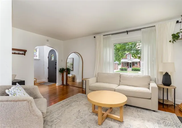 Photo 3 of Sale Pending at 1144 Boland Pl, Saint Louis, MO 63117 | MLS# MIS26048594 | Listing updated on 2026-09-01