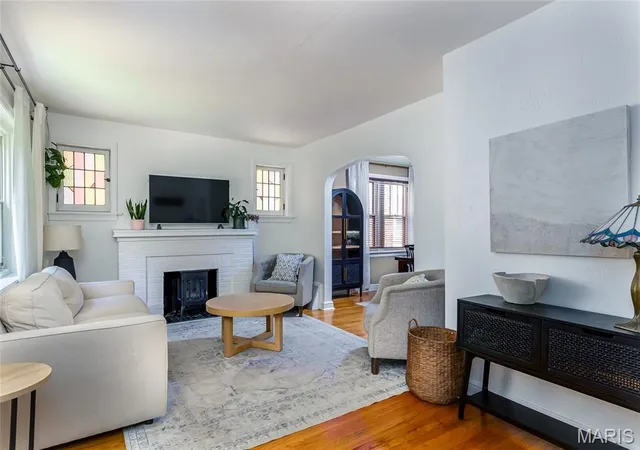 Photo 5 of Sale Pending at 1144 Boland Pl, Saint Louis, MO 63117 | MLS# MIS26048594 | Listing updated on 2026-09-01