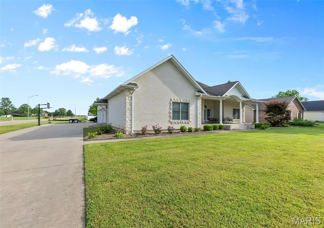 3rd image of 915 Plantation Blvd, Sikeston, MO 63801 | MLS# MIS26048608