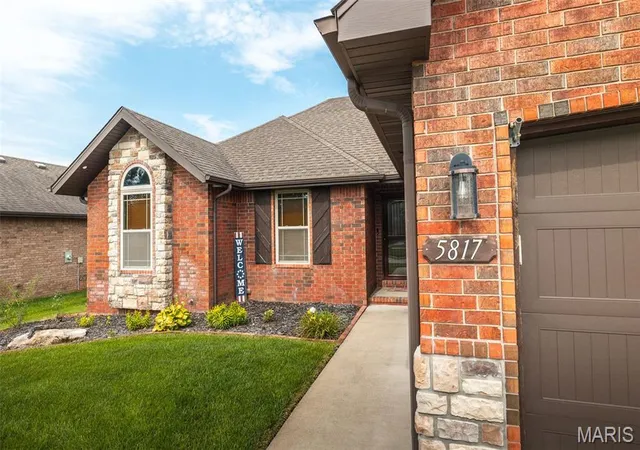 Photo 2 of Sale Pending at 5817 S Cottonwood Dr, Battlefield, MO 65619 | MLS# MIS26048609 | Listing updated on 2026-08-31