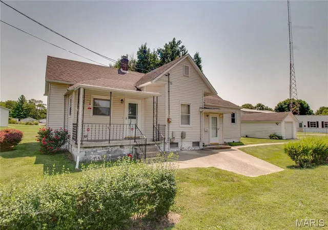 Photo 1 of Sale Pending at 700 E Main St, Staunton, IL 62088 | MLS# MIS26048719 | Listing updated on 2026-08-20