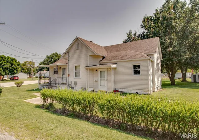 Photo 2 of Sale Pending at 700 E Main St, Staunton, IL 62088 | MLS# MIS26048719 | Listing updated on 2026-08-20