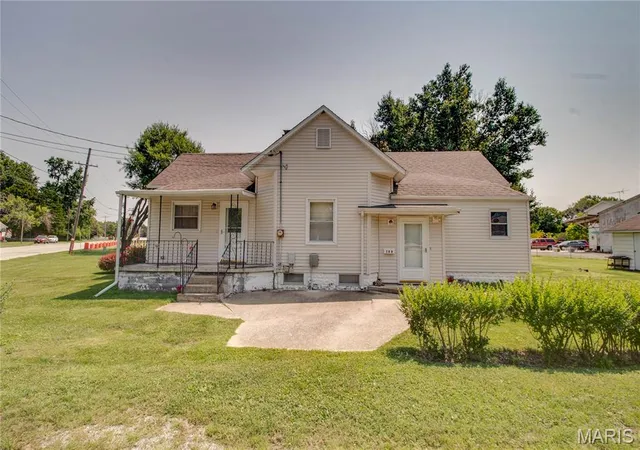 Photo 2 of Sale Pending at 700 E Main St, Staunton, IL 62088 | MLS# MIS26048719 | Listing updated on 2026-08-20