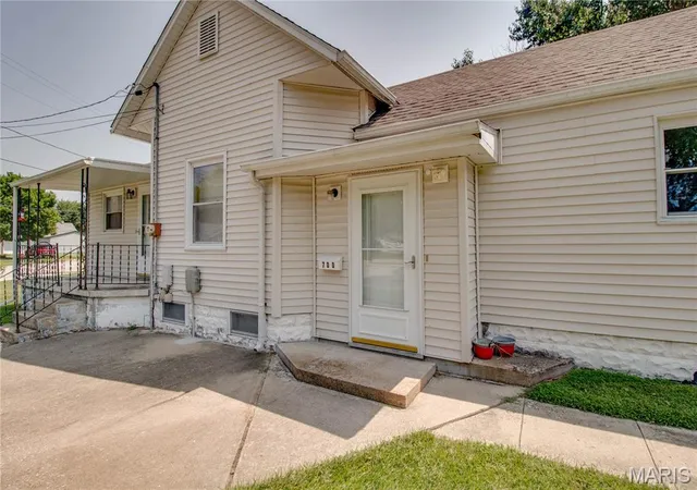 Photo 3 of Sale Pending at 700 E Main St, Staunton, IL 62088 | MLS# MIS26048719 | Listing updated on 2026-08-20