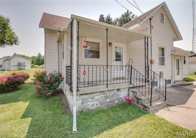 Photo 4 of Sale Pending at 700 E Main St, Staunton, IL 62088 | MLS# MIS26048719 | Listing updated on 2026-08-20