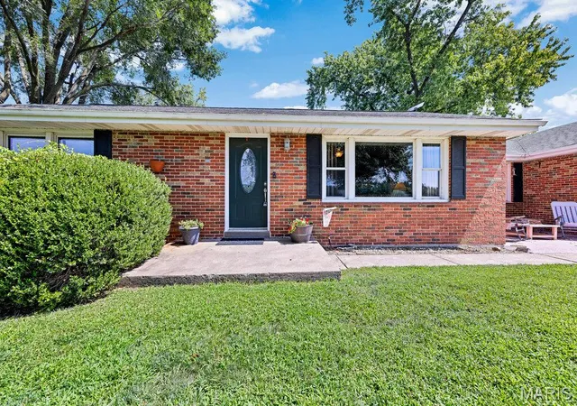 Photo 4 of Sale Pending at 4915 Tower Line Rd, Saint Charles, MO 63301 | MLS# MIS26048722 | Listing updated on 2026-08-26