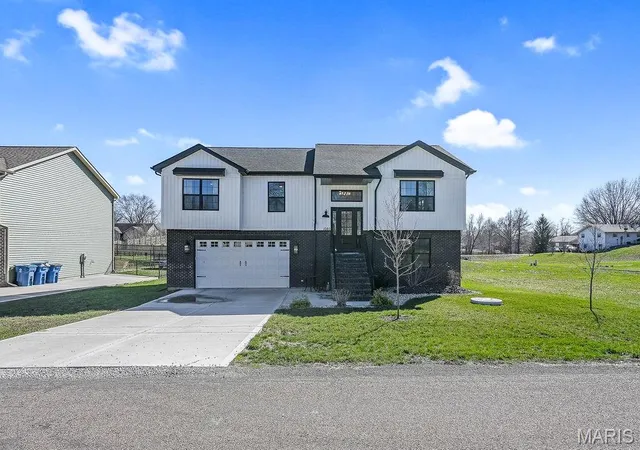 Photo 1 of Sale Pending at 1080 Barbados Dr, Edwardsville, IL 62025 | MLS# MIS26048726 | Listing updated on 2026-08-11