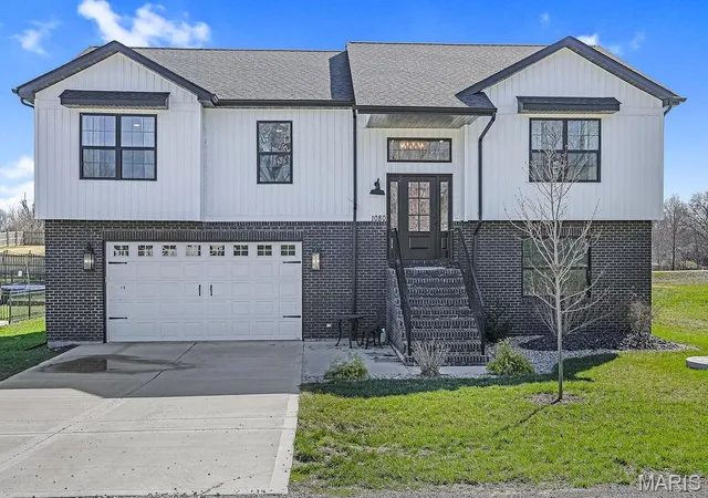 Photo 2 of Sale Pending at 1080 Barbados Dr, Edwardsville, IL 62025 | MLS# MIS26048726 | Listing updated on 2026-08-11