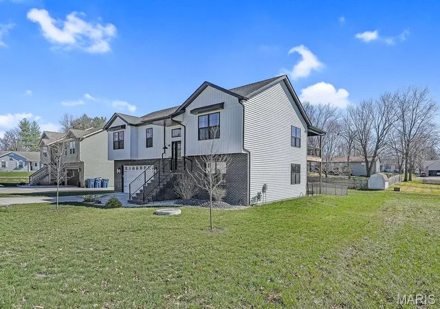 Photo 3 of Sale Pending at 1080 Barbados Dr, Edwardsville, IL 62025 | MLS# MIS26048726 | Listing updated on 2026-08-11