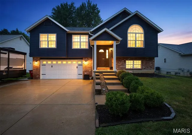 Photo 2 of Sale Pending at 104 Williamsburg Dr, Crystal City, MO 63019 | MLS# MIS26048751 | Listing updated on 2026-09-04