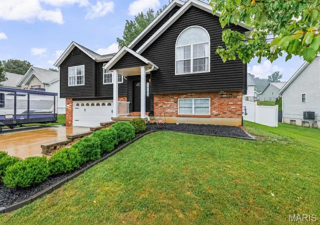 Photo 3 of Sale Pending at 104 Williamsburg Dr, Crystal City, MO 63019 | MLS# MIS26048751 | Listing updated on 2026-09-04