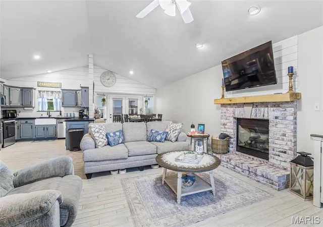 Photo 3 of Sale Pending at 104 Williamsburg Dr, Crystal City, MO 63019 | MLS# MIS26048751 | Listing updated on 2026-09-04