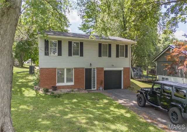 Photo 1 of Single family home for sale at 605 N Sunflower St, Vandalia, IL 62471 | MLS# MIS26048758 | Listing updated on 2026-09-01