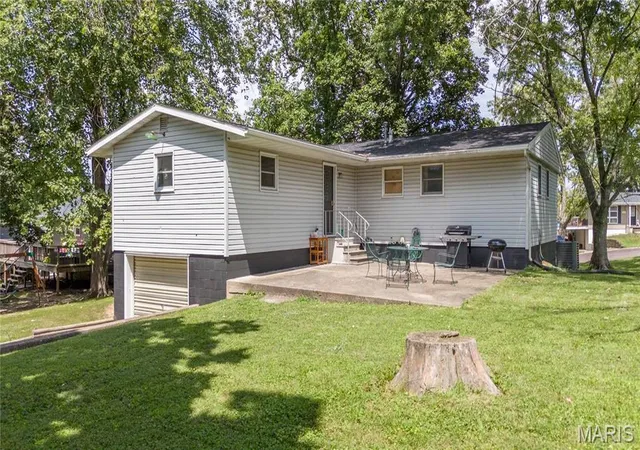 Photo 2 of Single family home for sale at 605 N Sunflower St, Vandalia, IL 62471 | MLS# MIS26048758 | Listing updated on 2026-09-01