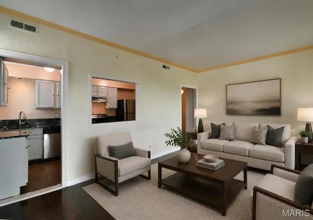 Photo 3 of Condo for sale at 5567 Pershing Ave #3W, Saint Louis, MO 63112 | MLS# MIS26048809 | Listing updated on 2026-08-21