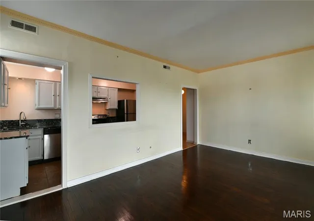 Photo 4 of Condo for sale at 5567 Pershing Ave #3W, Saint Louis, MO 63112 | MLS# MIS26048809 | Listing updated on 2026-08-21