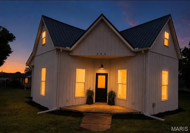 Photo 1 of Sale Pending at 209 E Salling St, Perry, MO 63462 | MLS# MIS26048811 | Listing updated on 2026-09-05