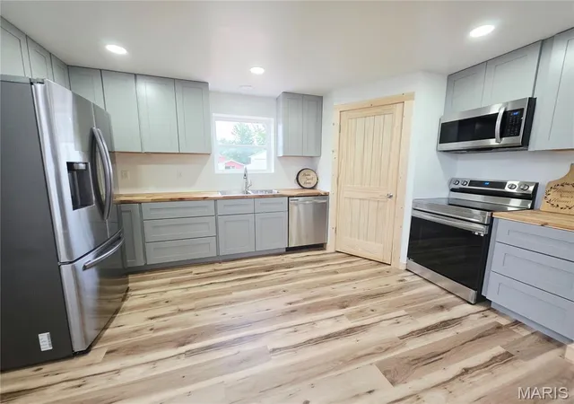 Photo 5 of Sale Pending at 209 E Salling St, Perry, MO 63462 | MLS# MIS26048811 | Listing updated on 2026-09-05