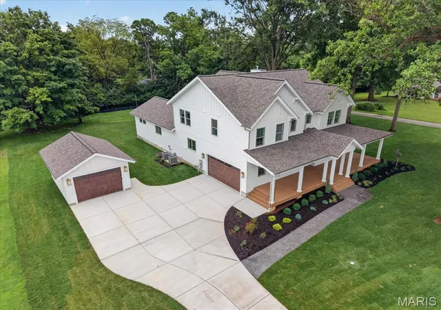 Photo 2 of Single family home for sale at 12 Beacon Hill Ln, Saint Louis, MO 63141 | MLS# MIS26048814 | Listing updated on 2026-08-31