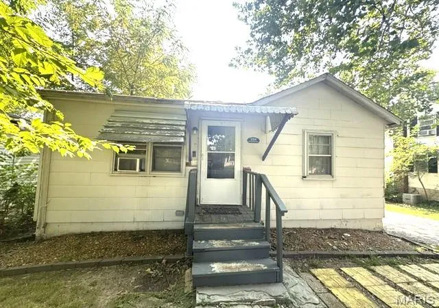 Photo 1 of Single family home for sale at 324 N Floridale, Saint Louis, MO 63135 | MLS# MIS26048830 | Listing updated on 2026-09-16