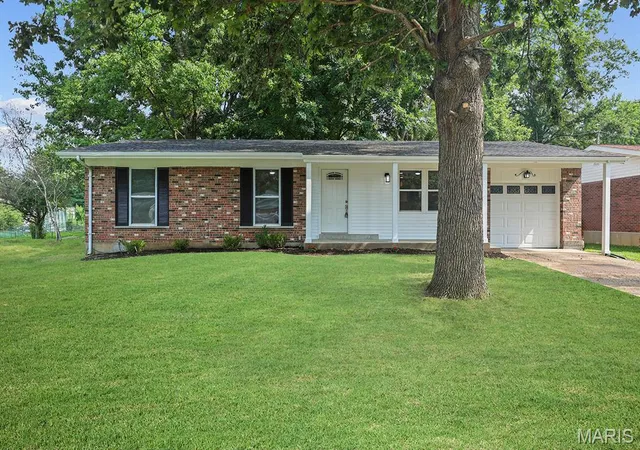 Photo 2 of Single family home for sale at 3855 Belcroft Dr, Florissant, MO 63034 | MLS# MIS26048850 | Listing updated on 2026-08-27