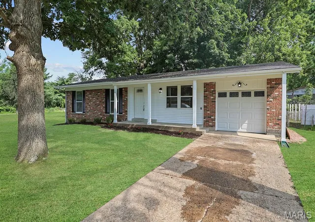 Photo 3 of Single family home for sale at 3855 Belcroft Dr, Florissant, MO 63034 | MLS# MIS26048850 | Listing updated on 2026-08-27