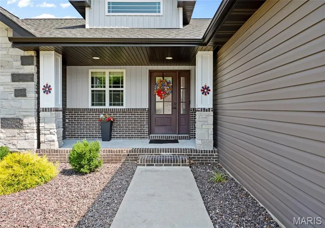 Photo 3 of Single family home for sale at 31 Ellington Dr, Troy, IL 62294 | MLS# MIS26048857 | Listing updated on 2026-10-06