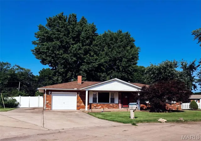 Photo 1 of Single family home for sale at 1613 Wellington Dr, Granite City, IL 62040 | MLS# MIS26048860 | Listing updated on 2026-08-07