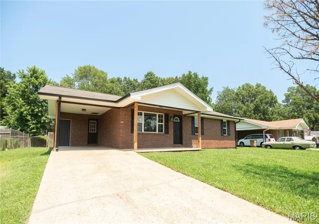 Photo 3 of Single family home for sale at 2031 Hillsdale Dr, Poplar Bluff, MO 63901 | MLS# MIS26048911 | Listing updated on 2026-09-02