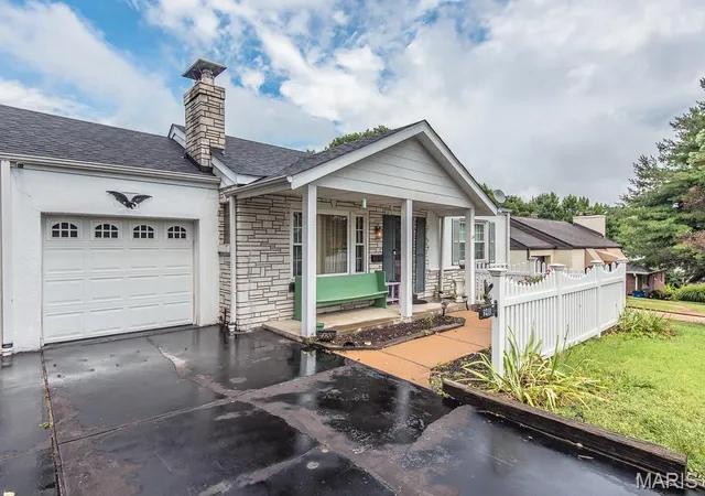 Photo 2 of Sale Pending at 9211 Alpine Dr, Saint Louis, MO 63123 | MLS# MIS26048930 | Listing updated on 2026-09-04