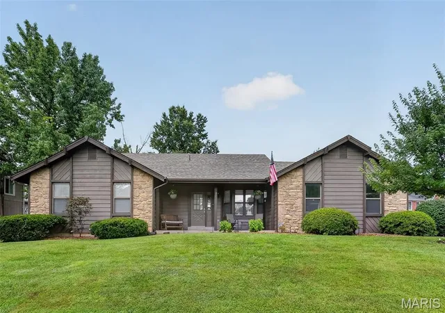 Photo 2 of Single family home for sale at 21 Dijon Ct, Lake Saint Louis, MO 63367 | MLS# MIS26048944 | Listing updated on 2026-09-14