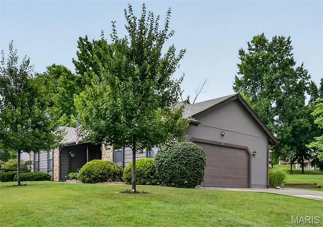 Photo 3 of Single family home for sale at 21 Dijon Ct, Lake Saint Louis, MO 63367 | MLS# MIS26048944 | Listing updated on 2026-09-14