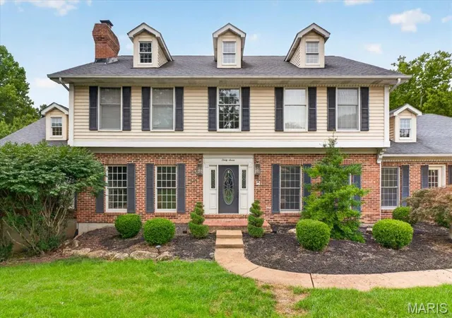 Photo 3 of Sale Pending at 37 Kennerly Manor Dr, Saint Louis, MO 63128 | MLS# MIS26048947 | Listing updated on 2026-09-15
