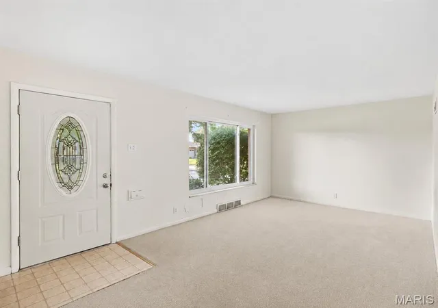Photo 3 of Sale Pending at 9228 Kenstan Ct, Saint Louis, MO 63123 | MLS# MIS26048956 | Listing updated on 2026-08-11