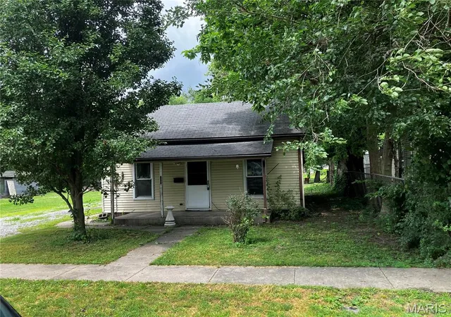 Photo 1 of Single family home for sale at 205 S Walnut St, Du Quoin, IL 62832 | MLS# MIS26048961 | Listing updated on 2026-07-30