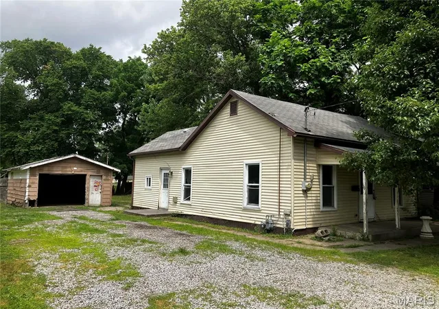 Photo 2 of Single family home for sale at 205 S Walnut St, Du Quoin, IL 62832 | MLS# MIS26048961 | Listing updated on 2026-07-30