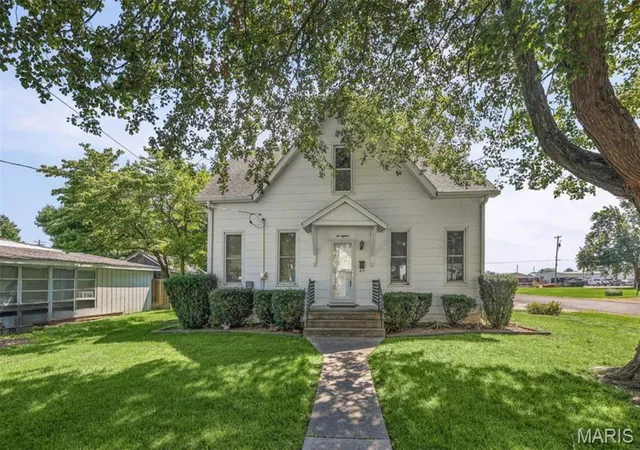 Photo 1 of Sale Pending at 118 S Cedar St, Trenton, IL 62293 | MLS# MIS26048995 | Listing updated on 2026-09-13