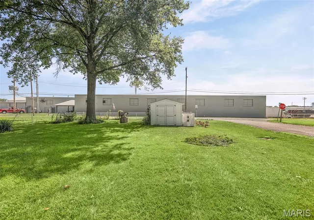 2nd image of 118 S Cedar St, Trenton, IL 62293 | MLS# MIS26048995