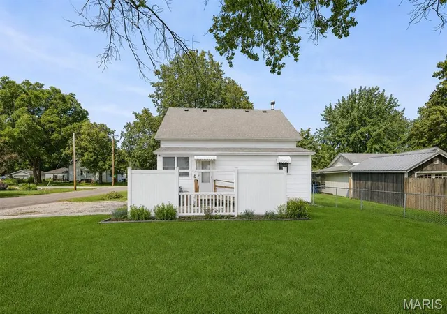 Photo 4 of Sale Pending at 118 S Cedar St, Trenton, IL 62293 | MLS# MIS26048995 | Listing updated on 2026-09-13
