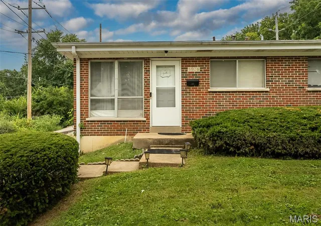 Photo 3 of Sale Pending at 3924 Geraldine Ave, Saint Ann, MO 63074 | MLS# MIS26049001 | Listing updated on 2026-08-05