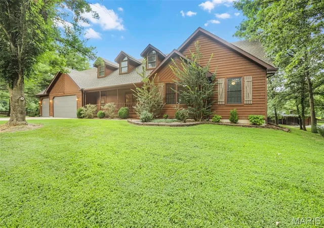 3rd image of 8825 Rosewood Hills Dr, Edwardsville, IL 62025 | MLS# MIS26049016